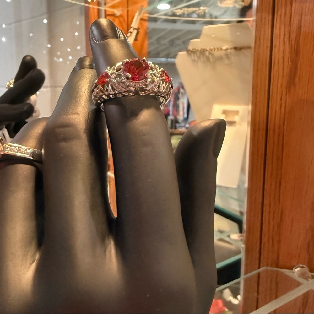 Elegant Silver and Red Gemstone Ring size 9 intricate design 3 stones - Picture 5 of 6